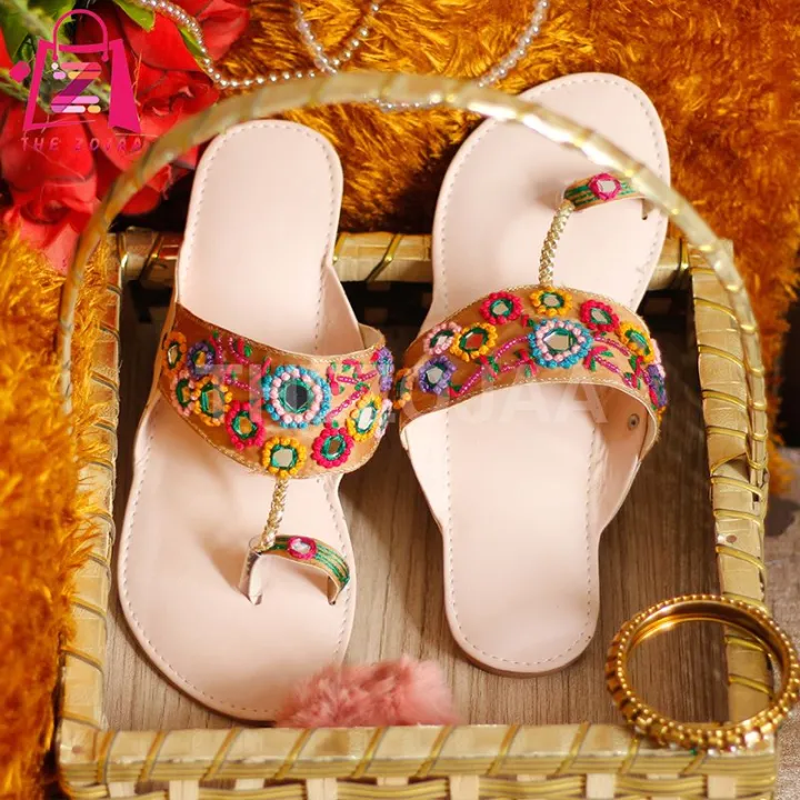 Trendy%20Stylish%20Handmade/Traditional%20Handcrafted%20Kohlapuri%20chappal%20for%20women%20and%20girls-KL-074%7B!%7Dfor%20girls%20and%20Women%20-%20Image%202