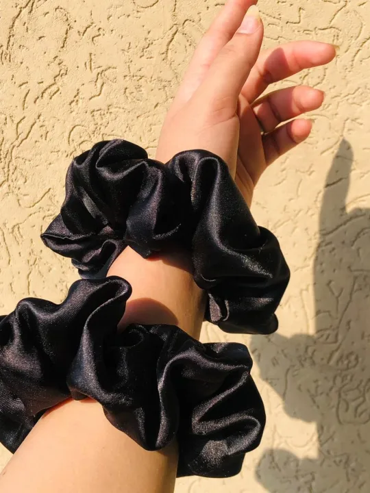 Soft%20Silk%20Hair%20Scrunchie%20Made%20of%20Silk%20For%20Hair%20-%20Image%203