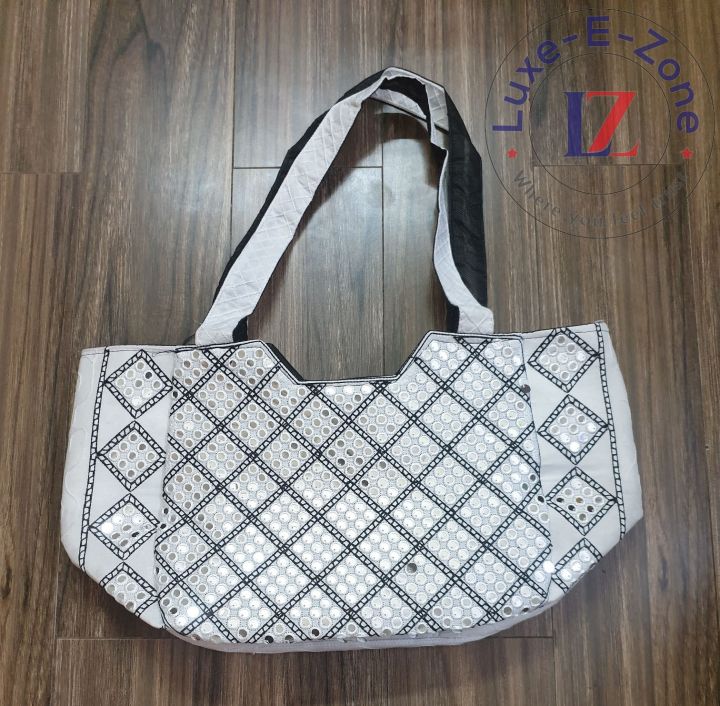 Artisan-Crafted%20traditional%20Handbags%20Elegance%20for%20Women%20Chic%20Handmade%20Elevate%20Your%20Style%20Boho%20Shoulder%20Bags%20Fashion%20Statement%20Eco-Friendly%20Luxury%20for%20Her%20Every%20Occasion%20Exquisite%20Glamour%20Charm%20with%20Love%20Embroidered%20Purses%20Colorful%20Creations%20Unique%20Stylish%20-%20Image%204