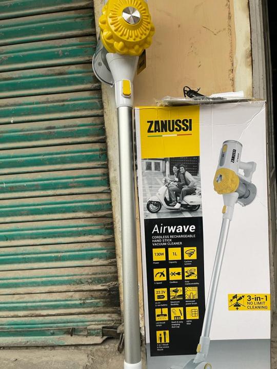 Uk%20Lot%20Imported%20Zanussi%20Cyclonic%20Rechargeable%20Vacuum%20Cleaner%20-%20Image%203