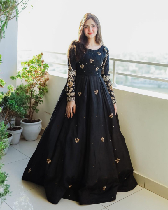 Elegant%20Heavy%20Embroidered%20Maxi%20Dress%20for%20Women%202-Piece%20-%20Fancy%20Wedding%20Dresses%20for%20Women%20-%20Image%202