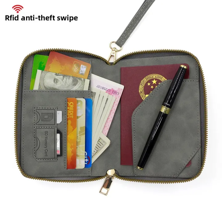 Voyager%20Series%20%E2%80%93%20RFID%20Protected%20Passport%20Cover%20Holder%20&%20Travel%20Wallet%20%7C%20Premium%20Leather%20Passport%20&%20Card%20Wallet%20for%20Men%20&%20Women%20-%20Image%204