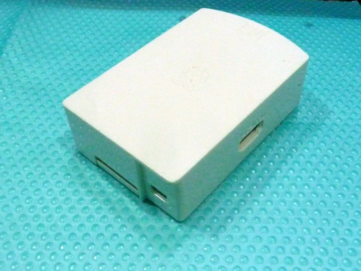 Raspberry%20Pi%20-%20Model%20B%20in%20Original%20Respberry%20CASE%20-%20Image%204