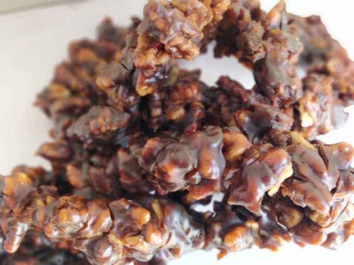 Kilaow,%20Hunza%20chocolate,%20Product%20of%20walnuts%20with%20almond%20seeds%20and%20dry%20mulberries%20cider%20250%20gram%20-%20Image%202