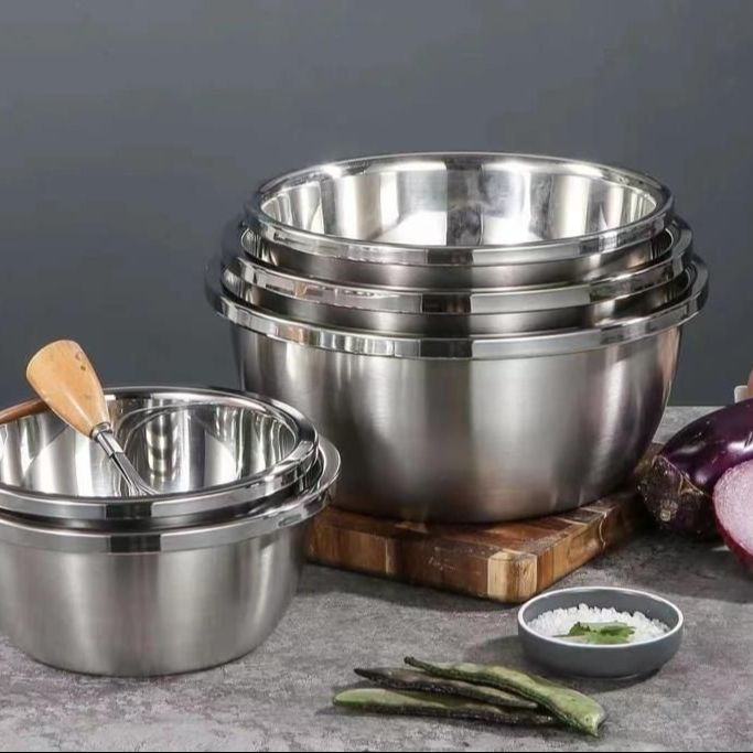 Unique%20Stainless%20steel%20bowls%20in%203%20sizes%20small%2020cm,%20medium%2022cm,%20large%2026cm%20-%20Image%205
