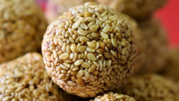 Pure%20Natural%20Jaggery%20and%20Dark%20White%20Till%20laddu/Dark%20sesame%20seeds%20laddu/Dark%20Nuvvula%20laddu%20(Healthy%20Snack)%20Sesame%20Til%20kay%20laddu%20White%20Sesame%20Seed%20Safaid%20Til%20(24%20Pcs)%20-%20Image%202