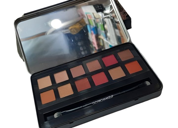 OG COSMETICS EYESHADOW PALETTE signature matte, duo chrome, metallic, and chroma crystal finishes.