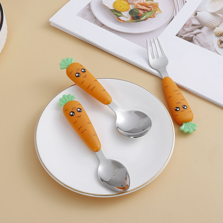 In%20Stock%20Cartoon%20Carrot%20Tableware%20Stainless%20Steel%20Spoon%20Fork%20Scraper%20Children's%20Spoon%20%20%20Portable%20Children's%20Tableware%20with%20Plastic%20Handle%20and%20Box%20-%20Image%203