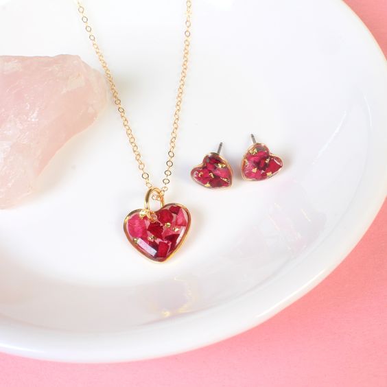 Necklace%20with%20wild%20rose%20Patels%20and%20queen's%20lace%20-%20Resin%20jewelry%20with%20real%20flowers%20-%20Rose%20patels%20preserved%20in%20resin.%20-%20Image%205