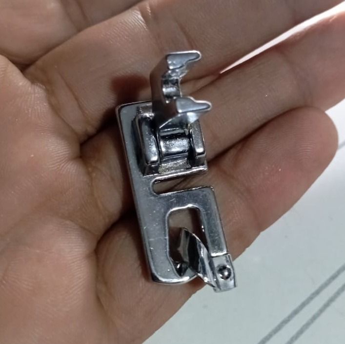 Sewing%20Machine%20Foot%20Set%20%E2%80%93%20Multipurpose%20foot%20for%20hemming,%20piping,%20and%20sewing%20(Pack%20of%204).%20-%20Image%203