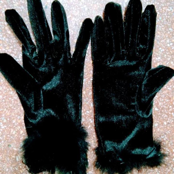 Women's Girl's Black Winter Velvet Gloves With Frr Cuff On Wrist
