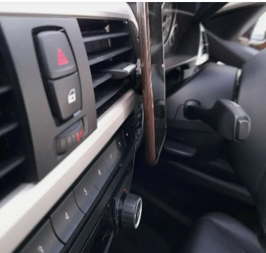 Universal%20magnetic%20car%20phone%20holder%20TWIN%20PACK%20(Colours%20may%20vary)%20small%20&%20stylish%20A%20R1090%20-%20Image%202