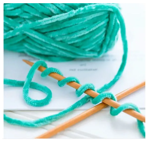 Super%20Soft%20Fashion%20Velvet%20Yarn%20Baby%20Chunky%20Blanket%20Yarn%20Chenille%20Fluffy%20Yarns%20for%20Knitting%20and%20Crochet%20-%20Image%203