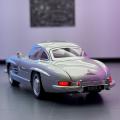 1:32 Mercedes-Benz 300SL Alloy Car Model Sound and Light Pull Back Children's Toy Collectibles Birthday gift. 