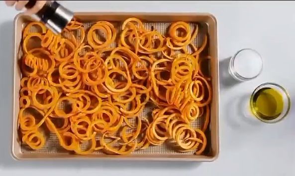 Vegetable%20Spiral%20Cutter%203%20Blade%20setting%20with%20Spike%20on%20the%20LID%20Holder%20-%20Image%203