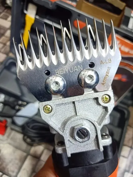 Pet%20Clippers%20Electric%20Sheep%20Clipper%20Sheep%20Shears%206%20Speed%20Settings%20Comfortable%20Holding%20Electric%20Sheep%20Trimmer%20for%20Horses%20Goats%20Long-hair%20Dogs%20-%20Image%207