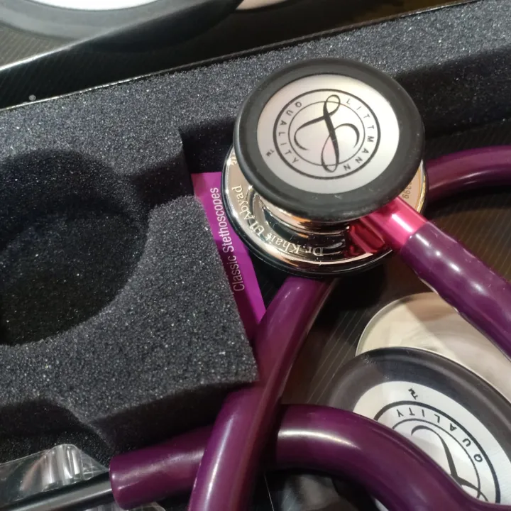 Littmann%C2%AE%20Classic%20III%E2%84%A2%203M%E2%84%A2%20%20Monitoring%20Stethoscope,%20Mirror%20Chestpiece,%20Plum%20Tube,%20Pink%20Stem%20and%20Smoke%20Headset%20-%20Image%207