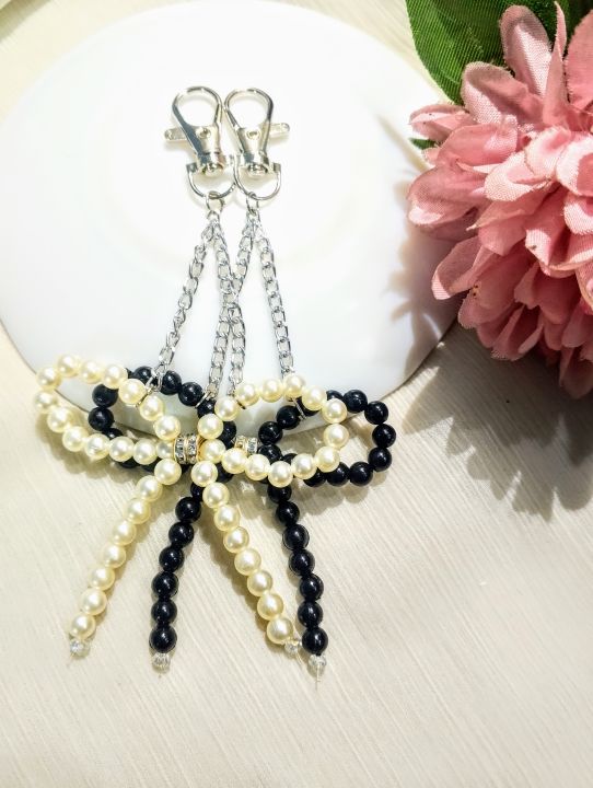 Stylish%20Beaded%20Bow%20Keychain%20%E2%80%93%20Pearl%20&%20Black%20%E2%80%93%20Cute%20Bag/Key%20Accessory%20-%20Image%202