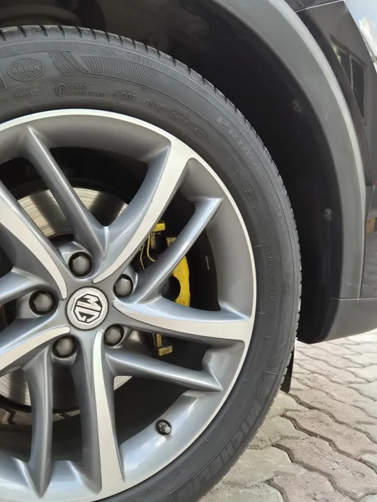 Brake%20Caliper%20Paint%20For%20Cars%200.5L%20-%20High-Performance,%20Car%20Paint,%20Durable,%20Non-Fading,%20Heat-Resistant%20&%20Customizable%20Colors%20Brake%20Paint%20-%20Image%205