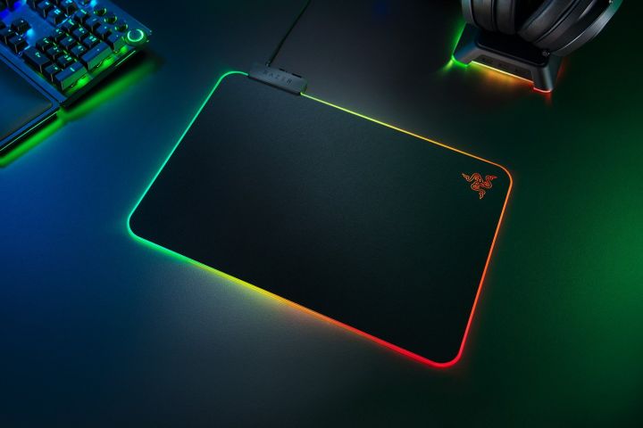 Razer%20Firefly%20V2%20-%20Micro-textured%20Surface%20Mouse%20Mat%20with%20Razer%20Chroma%E2%84%A2%20-%20Image%205