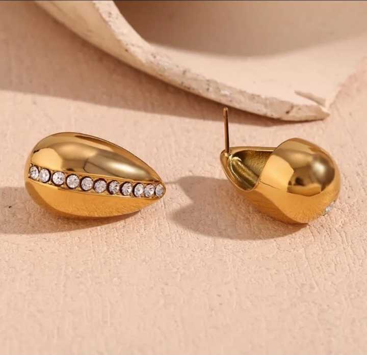 Crystal%20Tear%20Drop%20Earrings%20TDE-116%20Glossy%20Shine%20Earrings%20for%20Girls%20/%20Women%20/%20Ladies,%20Chunky%20Dome,%20Water%20Drop,%20Hallow%20Stud%20with%20Rhinestone,%20Plastic%20Electroplated%20Artificial%20Jewelry%20-%20Image%204