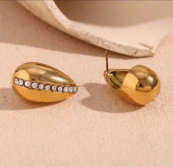 Crystal%20Tear%20Drop%20Earrings%20TDE-116%20Glossy%20Shine%20Earrings%20for%20Girls%20/%20Women%20/%20Ladies,%20Chunky%20Dome,%20Water%20Drop,%20Hallow%20Stud%20with%20Rhinestone,%20Plastic%20Electroplated%20Artificial%20Jewelry%20-%20Image%204