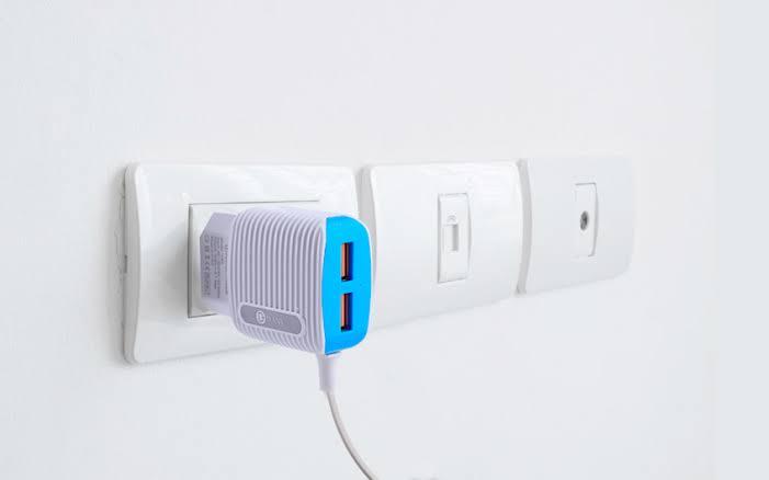 H-86%20Power%20Charger%20-%202.1%20Amp%20-%20Dual%20Charging%20Port%20With%20Attached%201.2m%20MicroUSB%20Cable%20-%20Image%206