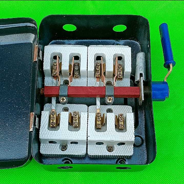 Electrical%20Change%20Over%20Switch%2030Amp%202%20Pole-%20Changeover%20for%202%20Meters%20High%20Quality%20Copper%20Points%20-%20Image%204