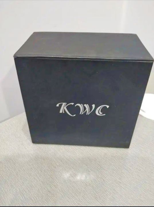 Kwc%20watch%20box%20square%20design%20hard%20fitting%20with%20soft%20black%20cushions%20watch%20box%20-%20Image%202