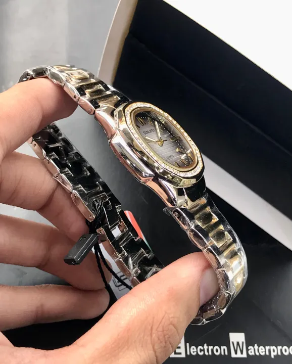 SUNLIFEX%20Luxury%20Women's%20Quartz%20Watch%20%E2%80%93%20Gold%20&%20Silver%20Stainless%20Steel%20Strap%20%E2%80%93%20Elegant%20Fashion%20Timepiece%20-%20Image%204