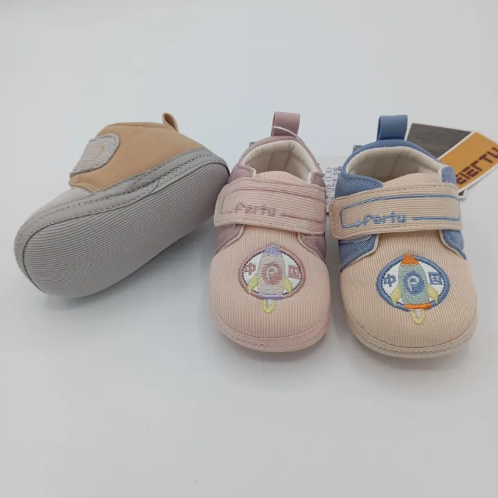 Baby%20Soft%20Cloth%20Shoes%20with%20Rocket%20Embroidery%20%E2%80%93%20Anti-Slip,%20Comfortable,%20Velcro%20Strap%20-%20Image%204
