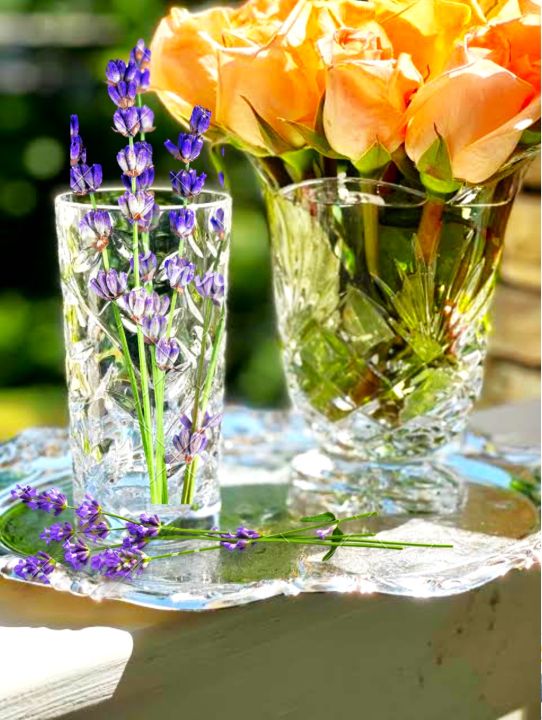 Imported Stylish Quality Transparent Embossed Flower-Design Glass Flower Vase/Central Flower Decoration Glass Vase.