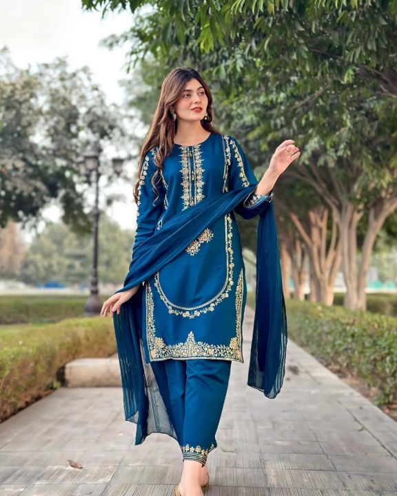 Formal%20Embroidered%20Kurti%20for%20Women%203%20Piece%20Suit%20with%20Dupatta%20&%20Trouser%20-%20Wedding%20Dresses%20for%20Women%20-%20Image%204
