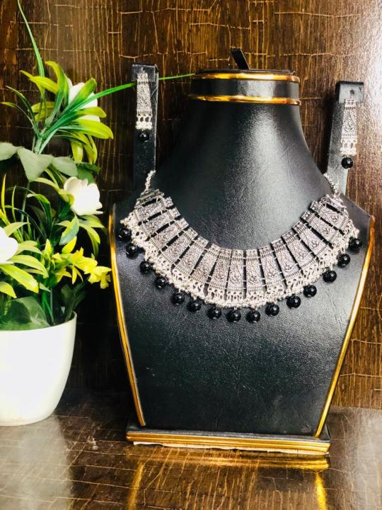 Black%20pearl%20Beautiful%20Silver%20Choker%20With%20Drop%20Earrings%20for%20All%20ages%20Women%20-%20Image%204