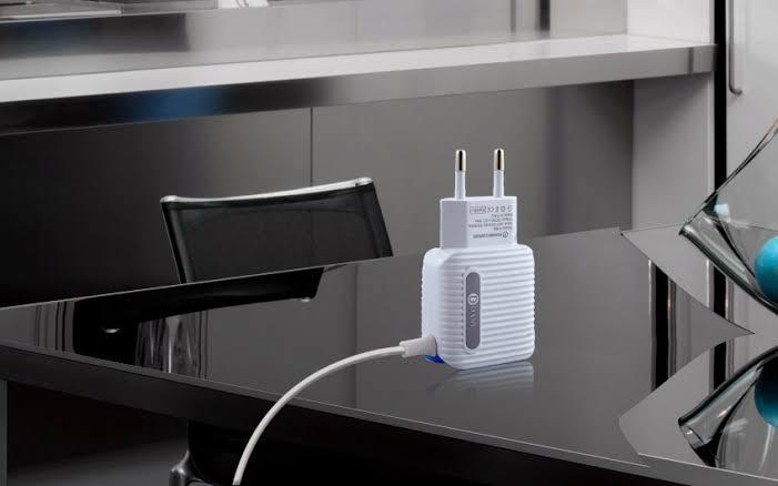 H-86%20Power%20Charger%20-%202.1%20Amp%20-%20Dual%20Charging%20Port%20With%20Attached%201.2m%20MicroUSB%20Cable%20-%20Image%207