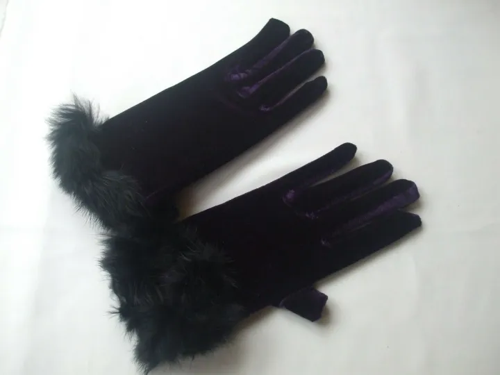Women's%20Girl's%20%20Black%20Winter%20Velvet%20Gloves%20With%20Frr%20Cuff%20On%20Wrist%20-%20Image%209