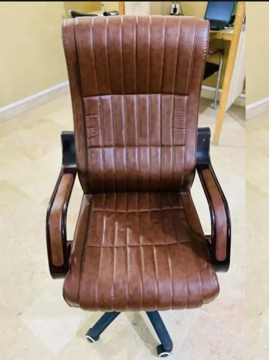 Executive%20Revolving%20Office%20Chair%20-%20Image%203