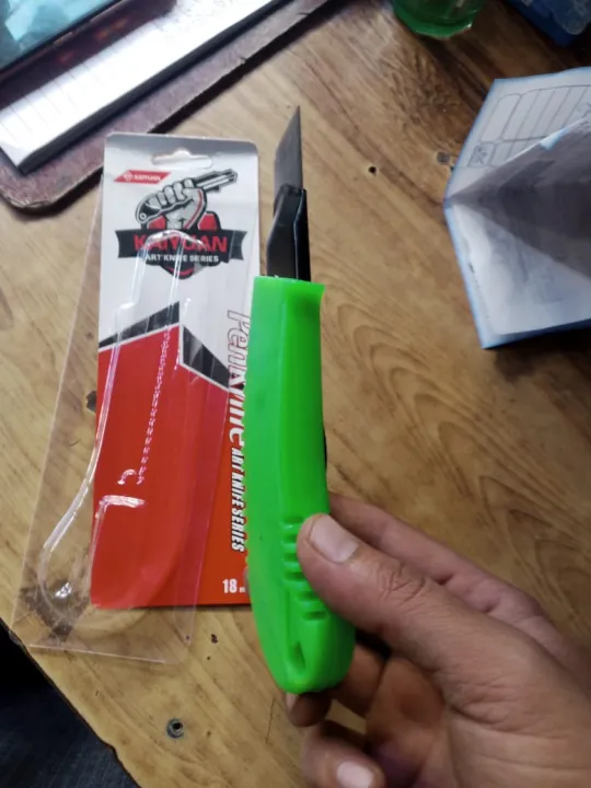 Box%20Cutter%20Utility%20Knife%20(3%20PACK)%20-%20Premium%20Grade%20Strength%20-%20Retractable%20Snap%20off%20Blades%20-%20Perfect%20Hobby%20Knife%20for%20Cutting%20Cardboard,%20Boxes,%20and%20More!%20Paper%20Cutter%20-%20Image%209