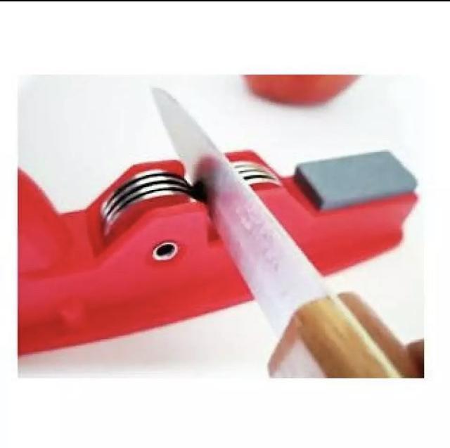 Hand%20tool%20with%20sharpener%20for%20sharpening%20knives%20and%20scissors%20-%20Image%203