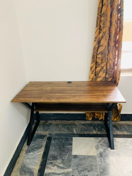 Home%20Office%20&%20workspace%20desk%20table%20Space-Saving%20Computer%20Gaming%20&%20study%20Table%20with%20Strong%20Laminated%20Surface%20&%20Minimalist%20Design%20-%20Image%204