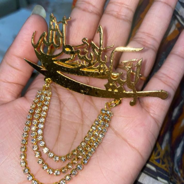 Labaik Badge Golden Antique