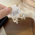 Forest elegant high-end small flower stud earrings, delicate French small fragrance flower earrings, niche super fairy retro stud earrings. 