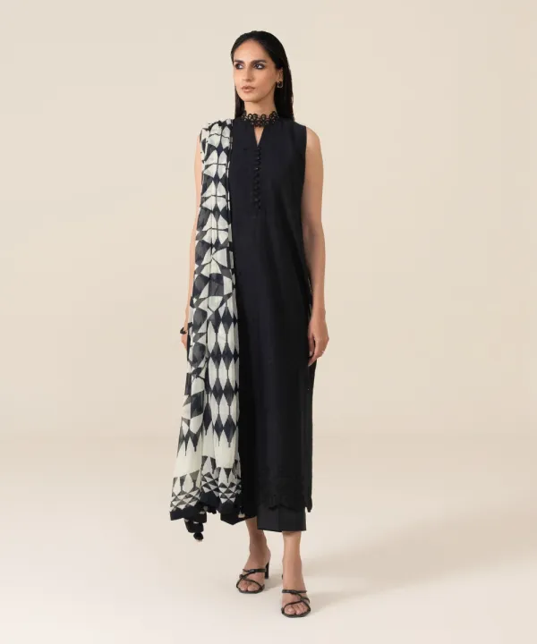 Sapphire%20Unstitched%20-%203%20Piece%20-%20Embroidered%20Textured%20Lawn%20Suit%20-%20Image%202