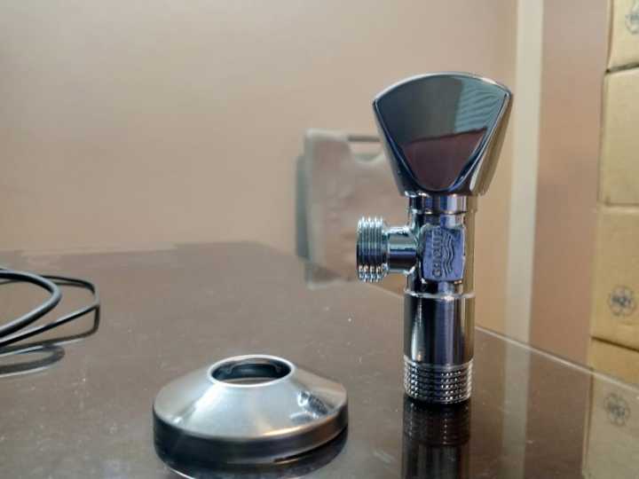 Grohe%20Angle%20Valve/TeeCock%20Medium%201/2x1/2,%2022940%20Metal%20head%20Angle%20Stop%20Valve%20Hot%20and%20Cold,%20Angle%20for%20Basin,%20Commode%20and%20Sink%20etc%20Original%20Grohe%20Brass%20-%20Image%202