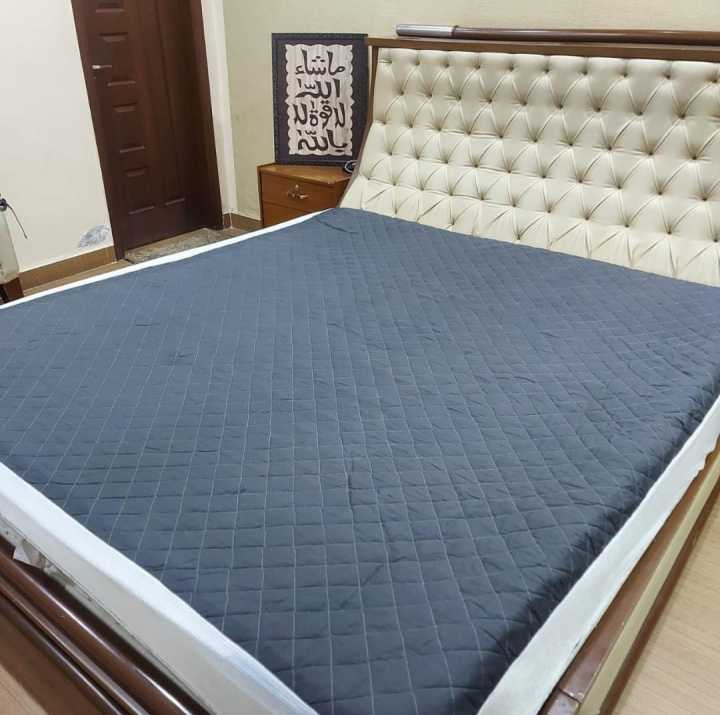 Cotton's%20Quilted%20Waterproof%20Mattress%20Cover%20-%20Choose%20Size%20From%20Options%20%7C100%25%20Waterproof%20Premium%20Quality%20Water%20Resistant%20Mattress%20Protector%20With%20Strong%20Elastic%20Grip%20-%20Image%203