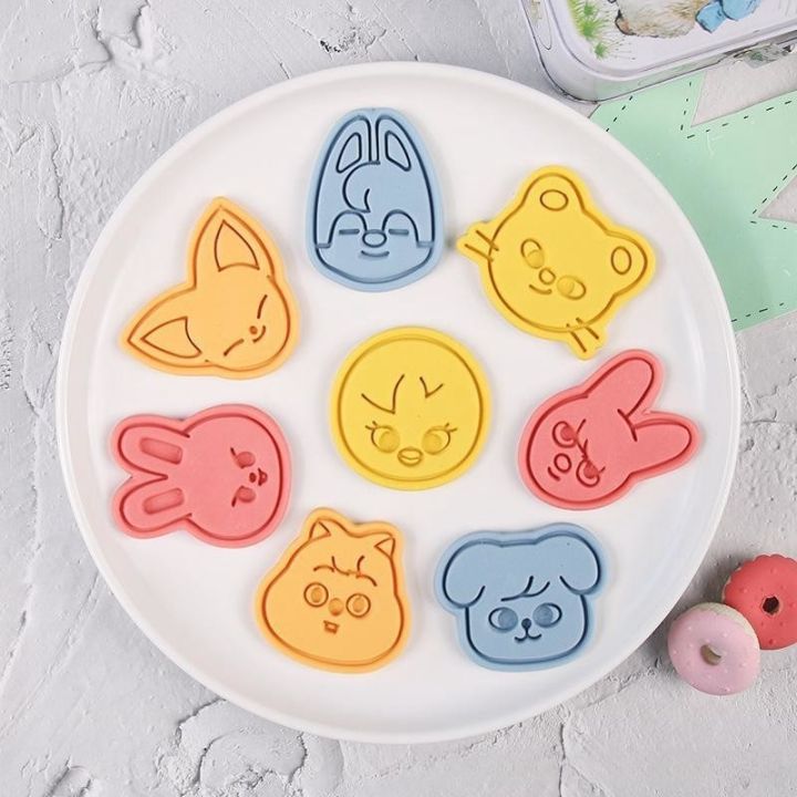 Kpop idol Stray Kids Cookie Cutter Kawaii Biscuit Mould Cartoon Cookie Cutter SKZ 3D Pressable Cake Decorag Tool