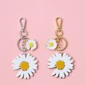 【Happytree】 White Daisy Keychain Fashion Alloy Flowers Keychain For Women Enamel Flower Charm Key Chain Girl Car Bag Pendant Keyring Gifts. 