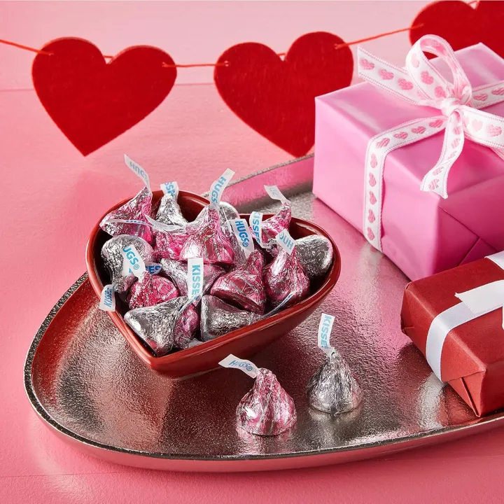 Chocolate%20%7C%20Hershey's%20Kisses%20%20Hugs%20&%20Kisses%20%20white%20creme%20milk%20chocolate%20%7C%20Best%20Gift%20pack%20Heart%20shape%20with%20kisses%20Chocolates%20%7C%20In%20best%20&%20original%20Imported%20quality%20%7C%20184g%20-%20Image%202