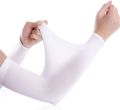 1 Pair (2Pcs) of Sports Arm Sleeves Cover Sun Light Protection Arm Muff Stretchable Fabric Protect Your Skin from Sun Exposure Comfortable UV Sleeves For Men and Women White and Black Free Size Fits the Most. 