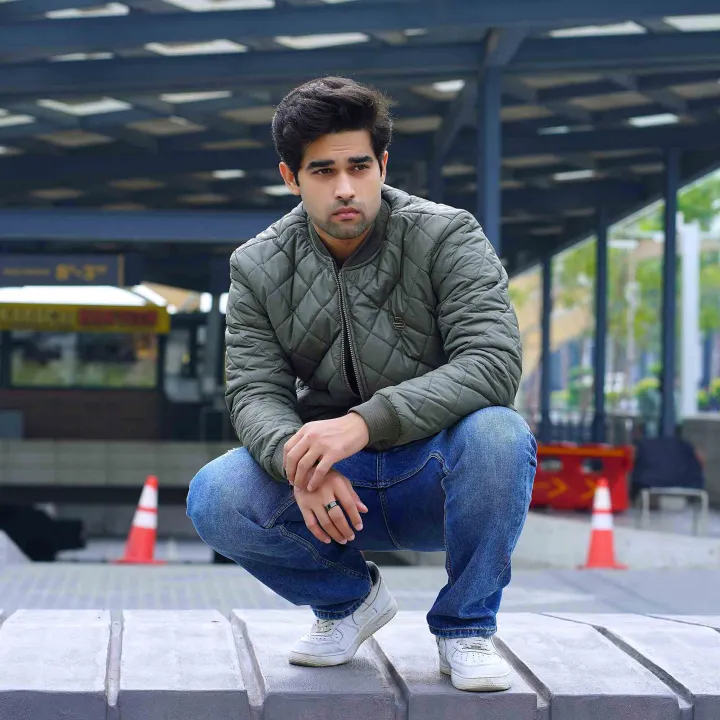 Men's%20Quilted%20Green%20Bomber%20Jacket%20-%20Stylish%20&%20Lightweight%20Winter%20Wear%20-%20Image%204